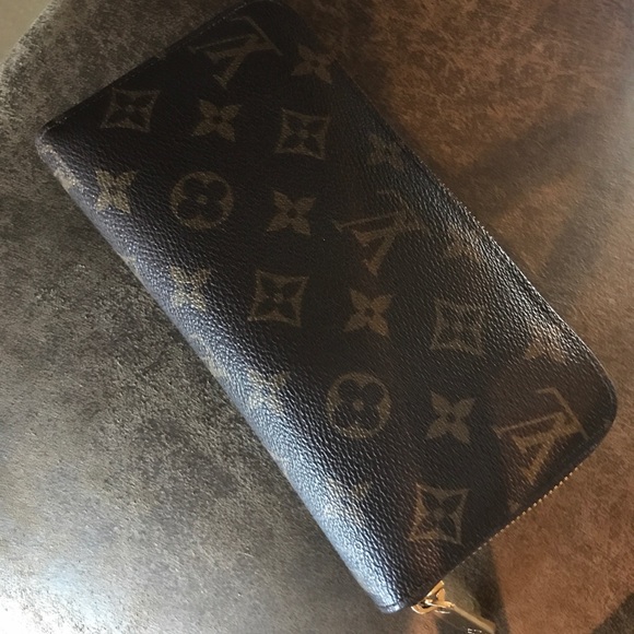 Louis Vuitton Handbags - 💛💛LV 💯 authentic large zippy wallet in mono💛💛